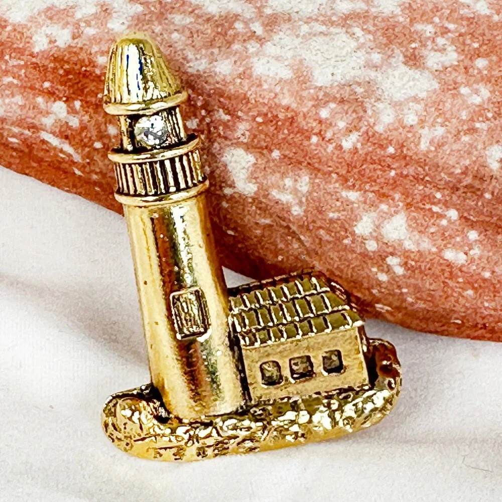 Vintage Signed CAMCO Gold Tone Lighthouse Brooch‎ Pin w/ Rhinestone Light - Picture 2 of 8